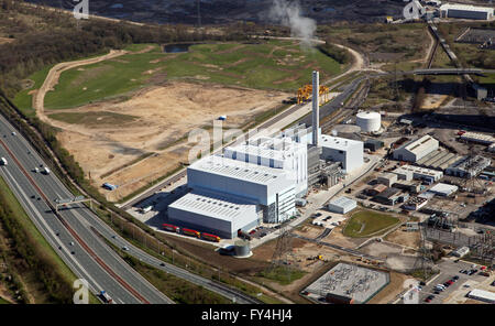 Luftaufnahme von Ferrybridge Multifuel 1 Kraftwerk neben der jetzt geschlossenen Ferrybridge C Power Station, Yorkshire, Großbritannien Stockfoto