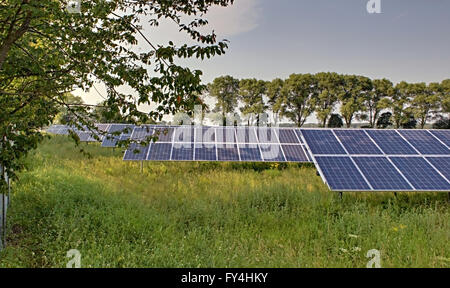 PV-Anlage außerhalb der Stadt. Stockfoto