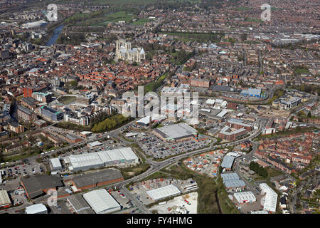 Luftaufnahme von York aus dem Osten zeigt James Street, Foss Inseln Retail Park und York Minster, UK Stockfoto