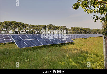 PV-Anlage außerhalb der Stadt. Stockfoto