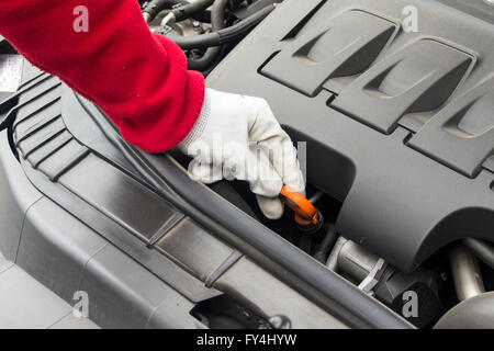 Es wurden Wartungsarbeiten an einem Auto Motor Stockfoto