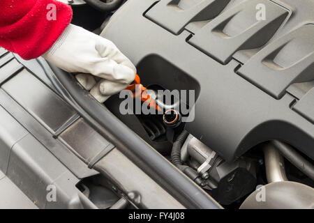 Es wurden Wartungsarbeiten an einem Auto Motor Stockfoto