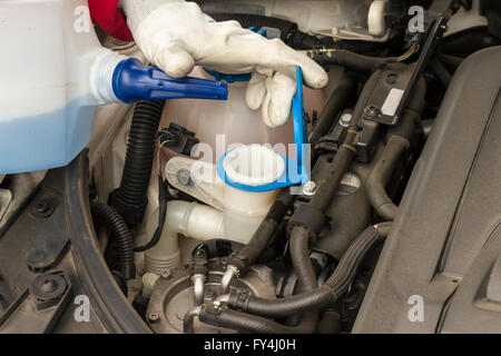 Es wurden Wartungsarbeiten an einem Auto Motor Stockfoto