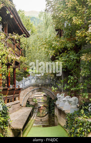 Baisha Dorf, Altstadt von Lijiang, Yunnan, China - traditionelle halbe Fachwerkhaus Architektur Stockfoto