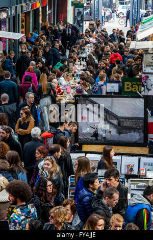 Menschen beim Einkaufen Sonntag In Old Spitalfields Market, London, England Stockfoto