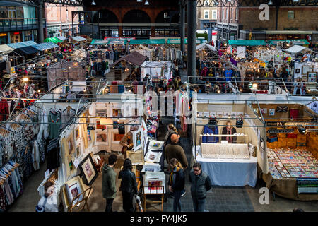 Menschen beim Einkaufen Sonntag In Old Spitalfields Market, London, England Stockfoto