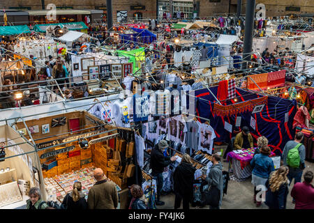 Menschen beim Einkaufen Sonntag In Old Spitalfields Market, London, England Stockfoto