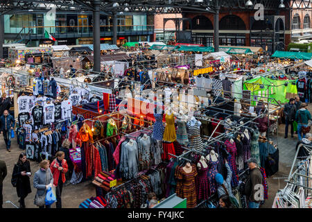 Menschen beim Einkaufen Sonntag In Old Spitalfields Market, London, England Stockfoto