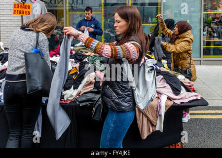 Frauen Einkaufen im Petticoat Lane Market, London, England Stockfoto