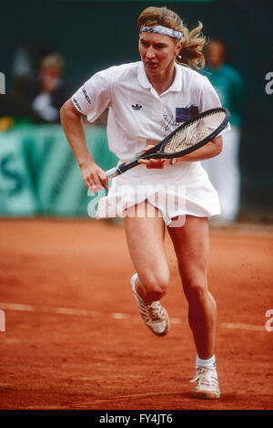 Steffi Graf (GER) im Wettbewerb bei den French Open 1990. Stockfoto