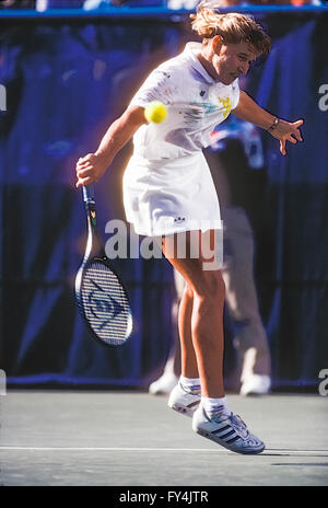 Steffi Graf (GER) im Wettbewerb bei den US Open 1990. Stockfoto