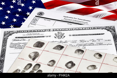 Bescheinigung über die Staatsbürgerschaft, Fingerabdruck-Karte und Antrag auf Einbürgerung, mit US-Flagge Stockfoto