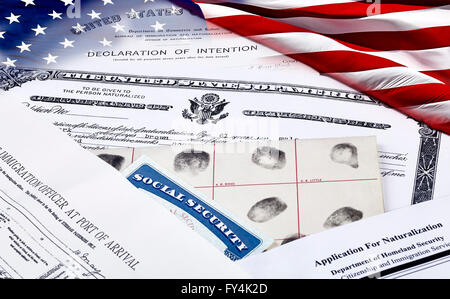 US-Certificate of Citizenship, Erklärung der Absicht, Fingerabdruck-Karte, Sozialversicherungsausweis, Antrag auf Einbürgerung Stockfoto