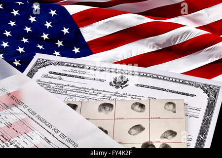 Bescheinigung über die US-Staatsbürgerschaft, Fingerabdruck-Karte, Erklärung über die Absicht und Passagier manifestieren Dokumente mit US-Flagge Stockfoto