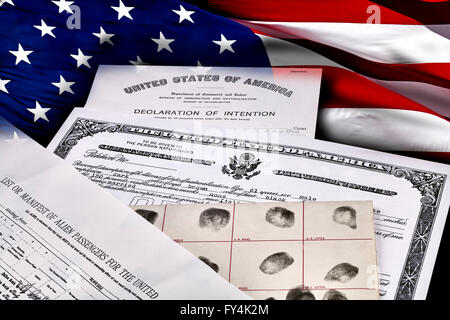 Bescheinigung über die US-Staatsbürgerschaft, Fingerabdruck-Karte, Erklärung über die Absicht und Passagier manifestieren Dokumente mit US-Flagge Stockfoto