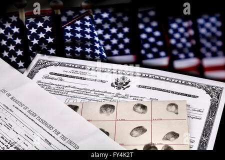 Bescheinigung über die US-Staatsbürgerschaft, Fingerabdruck-Karte, Erklärung über die Absicht und Passagier manifestieren Dokumente mit amerikanischen Flaggen Stockfoto