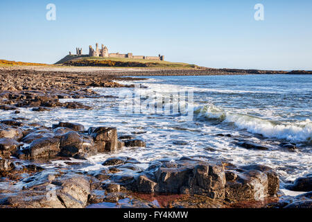 Dunstanburgh Castle an der Küste von Northumberland, North East England. Stockfoto