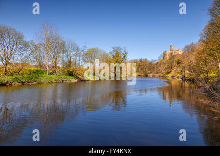 Der Fluß Coquet und Warkworth Castle im Frühjahr, Warkworth, Northumberland, England, UK Stockfoto