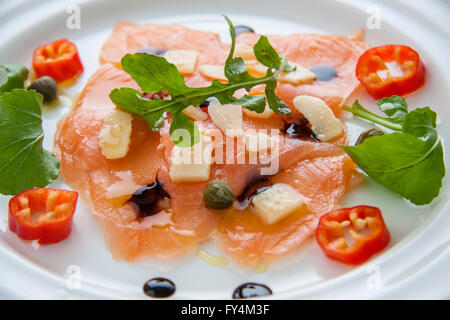 Lachscarpaccio auf weißen Teller hautnah Stockfoto