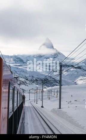 Das Matterhorn ist sichtbar von einem Zug der berühmten Gornergrat-Bahn führt vom Dorf Zermatt bis 3089m. Stockfoto