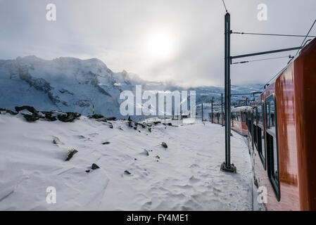 Blick von einem Zug der Gornergrat-Bahn führt von Schweizer Dorf von Zermatt bis zum Gipfel des Gornergrat. Stockfoto