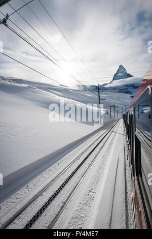 Das Matterhorn ist sichtbar von einem Zug der berühmten Gornergrat-Bahn führt vom Dorf Zermatt bis 3089m. Stockfoto