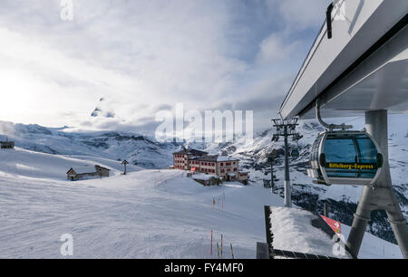 Eine Kabine der Antenne Riffelberg Express-Seilbahn / Skilift nähert sich Station Riffelberg in Zermatt Ski Resort. Stockfoto