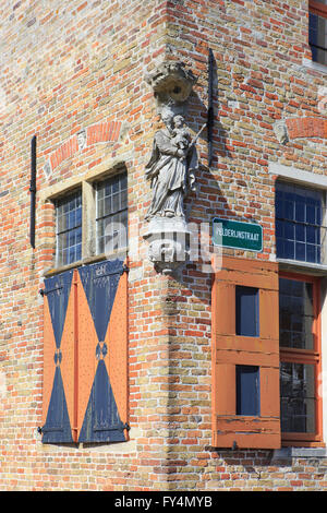 Statue der Madonna mit Kind an der Ecke der Heiligen Trudo Abtei in Sint-Kruis (Brügge), Belgien Stockfoto