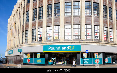 Die Front eines großen Poundland-Shops in Blackpool, Lancashire, UK Stockfoto