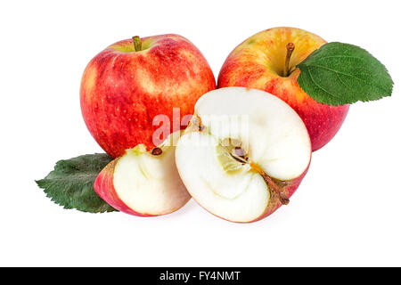 Bio-Äpfel mit Blättern auf weiß Stockfoto