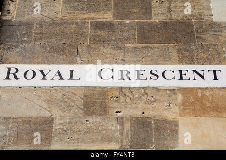 Das traditionelle Straßenschild für Royal Crescent in der Stadt Bath, Somerset. Stockfoto