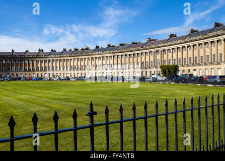 Ein Blick auf die atemberaubende Royal Crescent in Bath, Somerset. Stockfoto