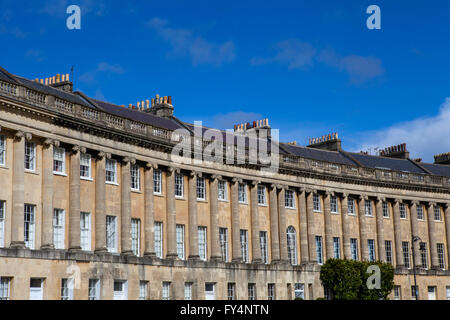 Ein Blick auf die atemberaubende Royal Crescent in Bath, Somerset. Stockfoto