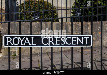 Das traditionelle Straßenschild für Royal Crescent in der Stadt Bath, Somerset. Stockfoto