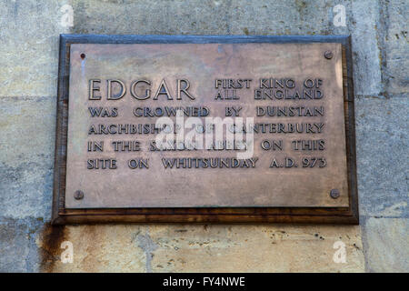 Eine Gedenktafel an der Außenseite der Abteikirche von Bath, Detaillierung, die Krönung des Edgar der erste König von ganz England auf dem Gelände im Jahre 973 AD. Stockfoto