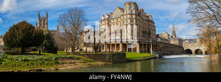 Einen Panoramablick über Bad in Somerset, Sehenswürdigkeiten in Bath Abbey, der Fluss Avon, der Turm der St. Michaels Church an eine Stockfoto