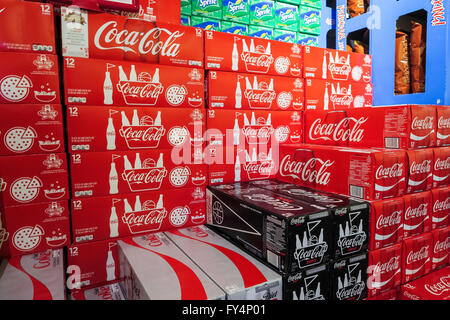 Ende-Aisle Coca Cola Vitrinen, Weis Supermarkt, Doylestown, PA, USA Stockfoto