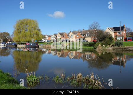 Narrowboats auf dem Fluss steigen in Barrow auf steigen Stockfoto