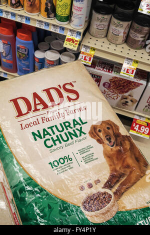 Beutel mit Papas Trockenfutter für Hunde Essen, Tierpflege Gang, Weis Supermarkt, Doylestown, PA, USA Stockfoto