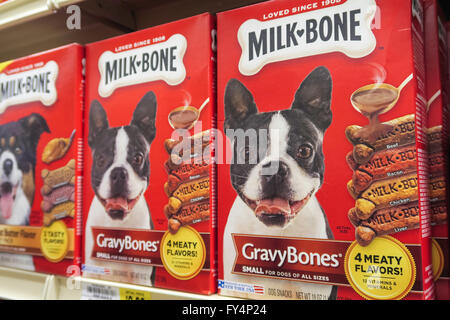 Milch-Knochen Hund behandelt, Weis Supermarkt, Doylestown, PA, USA Stockfoto