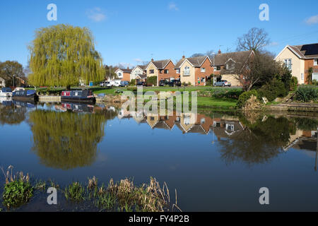 Narrowboats auf dem Fluss steigen in Barrow auf steigen Stockfoto