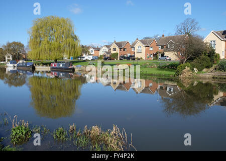 Narrowboats auf dem Fluss steigen in Barrow auf steigen Stockfoto