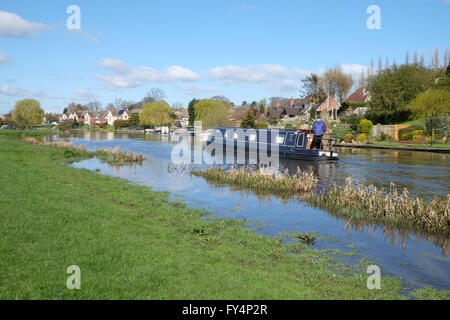 Narrowboats auf dem Fluss steigen in Barrow auf steigen Stockfoto