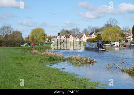 Narrowboats auf dem Fluss steigen in Barrow auf steigen Stockfoto