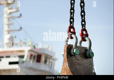 Zwei Ketten, Bolzen und Mutter unterstützte ein Stößel für Baggerarbeiten Hafen, industrielle Boot im Hintergrund unscharf Stockfoto