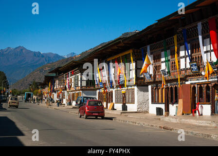 Ordentlich Hauptstraße von Paro, Bhutan, mit Geschäften in traditionelle bhutanische anmutenden Gebäuden untergebracht. Stockfoto