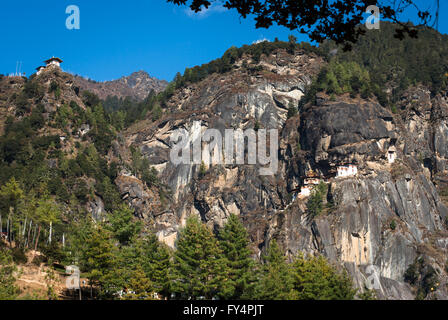 Des Tigers Nest Kloster (Taktshang Goemba) Komplex, einschließlich Zangto Pelri Lhakhang, auf einer hohen Klippe in der Nähe von Paro, Bhutan Stockfoto