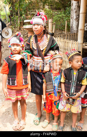 Traditionell gekleidete Kinder aus der Akha Menschen, Bergstämme, ethnischer Minderheiten, Porträt, Provinz Chiang Rai, Nordthailand Stockfoto