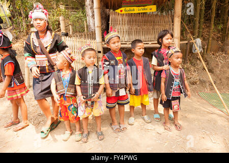 Traditionell gekleidete Menschen aus der Akha Menschen, Bergstämme, ethnischer Minderheiten, Porträt, Provinz Chiang Rai, Nordthailand Stockfoto