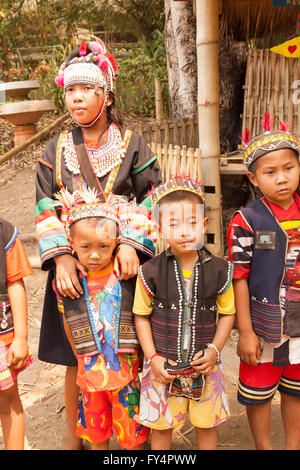 Traditionell gekleidete Kinder aus der Akha Menschen, Bergstämme, ethnischer Minderheiten, Porträt, Provinz Chiang Rai, Nordthailand Stockfoto